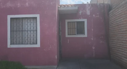 Casa magenta en el barrio tranquilo